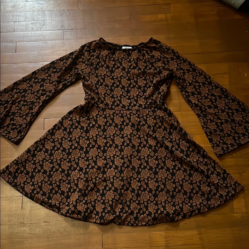 Chic Floral Long Sleeve Dress in Black and Brown